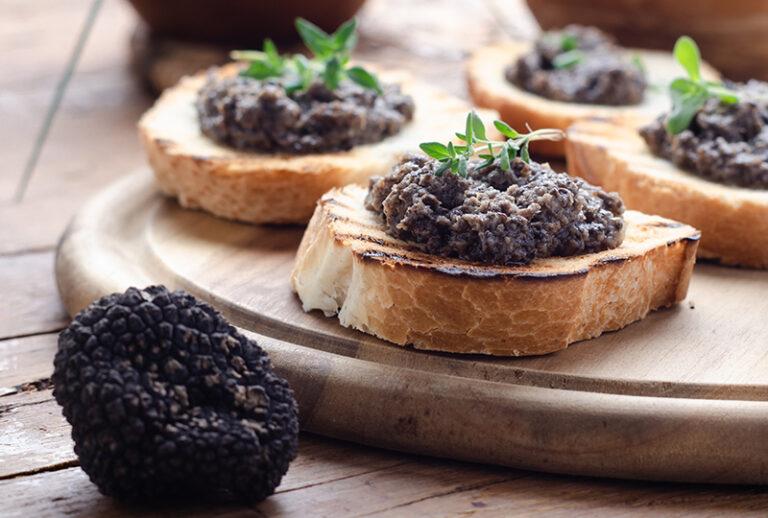 Crostini al tartufo nero